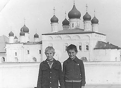 Астрахань 1978 год,  с другом на фоне Иоанновского монастыря